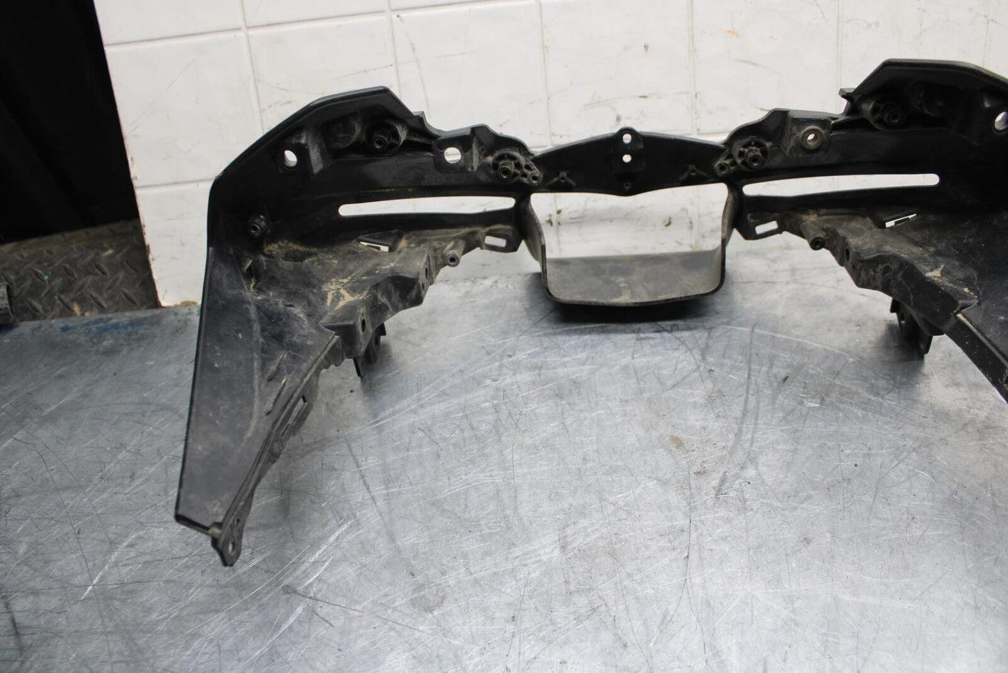 18 YAMAHA YZF R1  FRONT CENTER COWL FAIRING STAY BB473