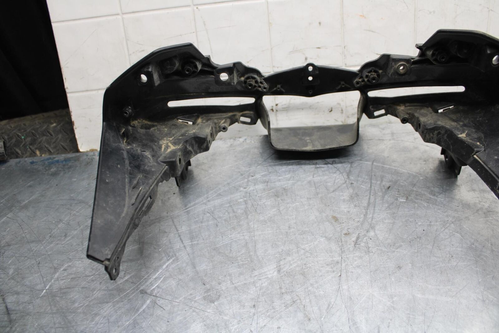 18 YAMAHA YZF R1  FRONT CENTER COWL FAIRING STAY BB473