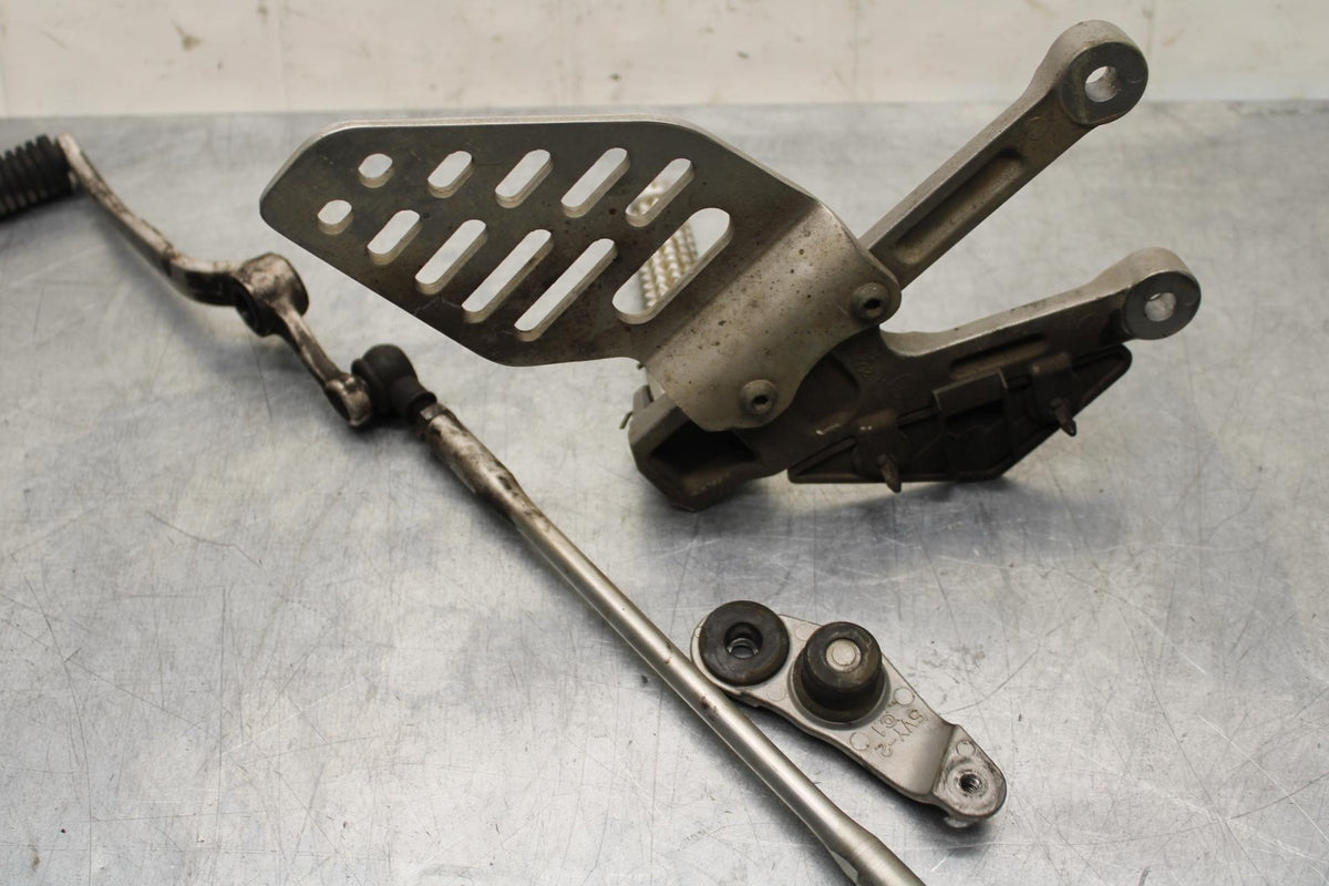 2007 Yamaha YZF R6 LEFT REARSET FOOT PEG W SHIFTER 2C0-18115-00-00 BB590