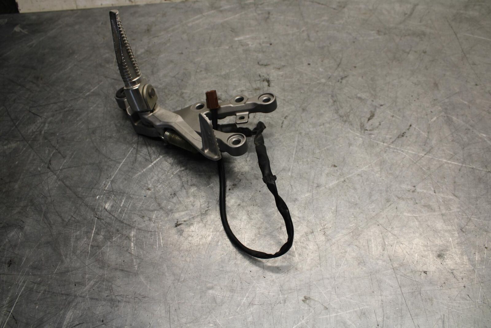 2007 Yamaha YZF R6 RIGHT REARSET REAR SET DRIVER FOOT PEG REST  BB525