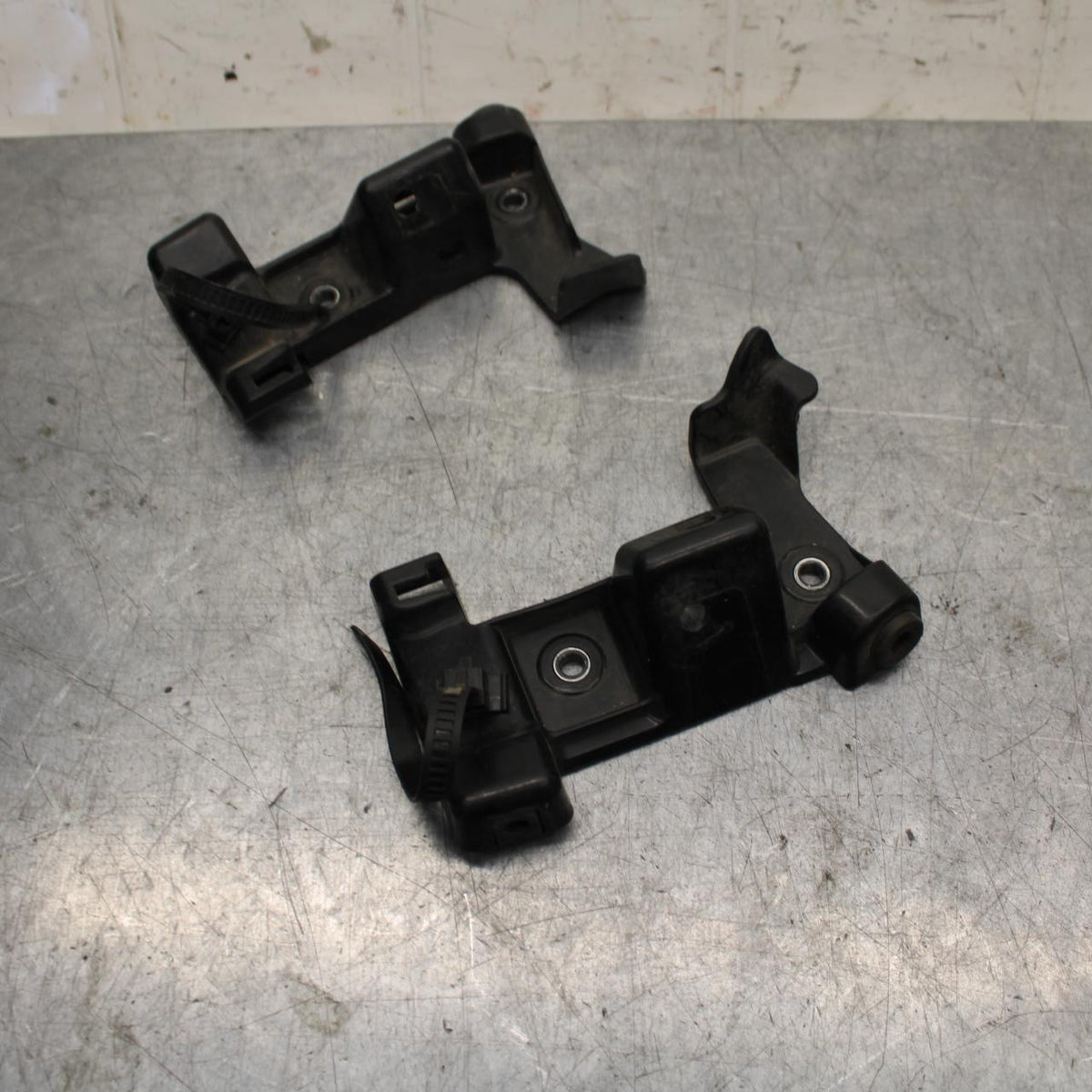 07 YAMAHA YZF R6 2c0  SIDE FAIRING BRACKET BB75