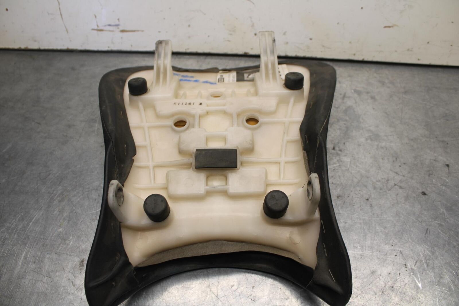 1995 Suzuki RF600R FRONT DRIVERS SEAT PAD SADDLE PILLION BB104