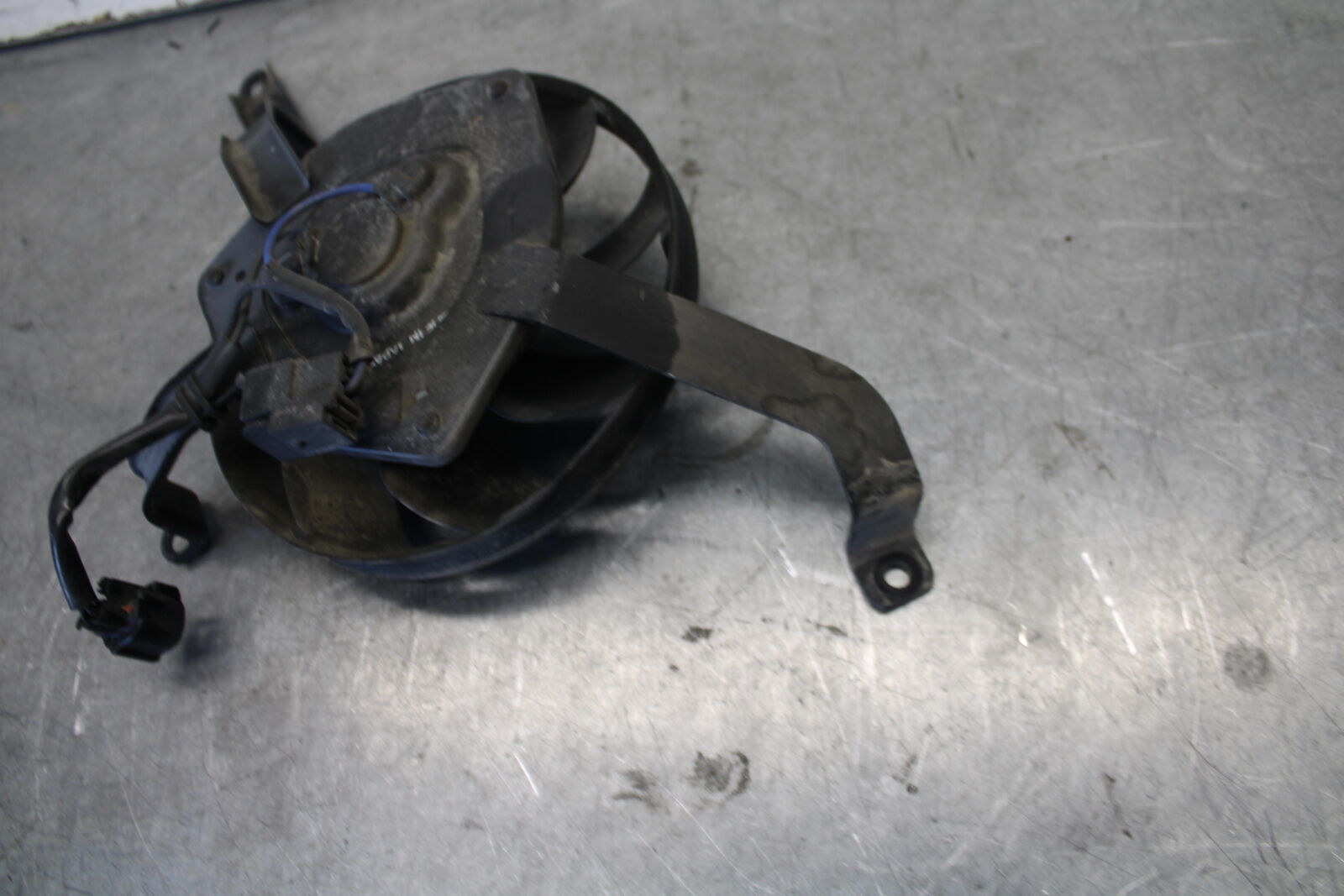 04 SUZUKI GSXR600 ENGINE RADIATOR COOLING FAN 17800-29G00 BB676