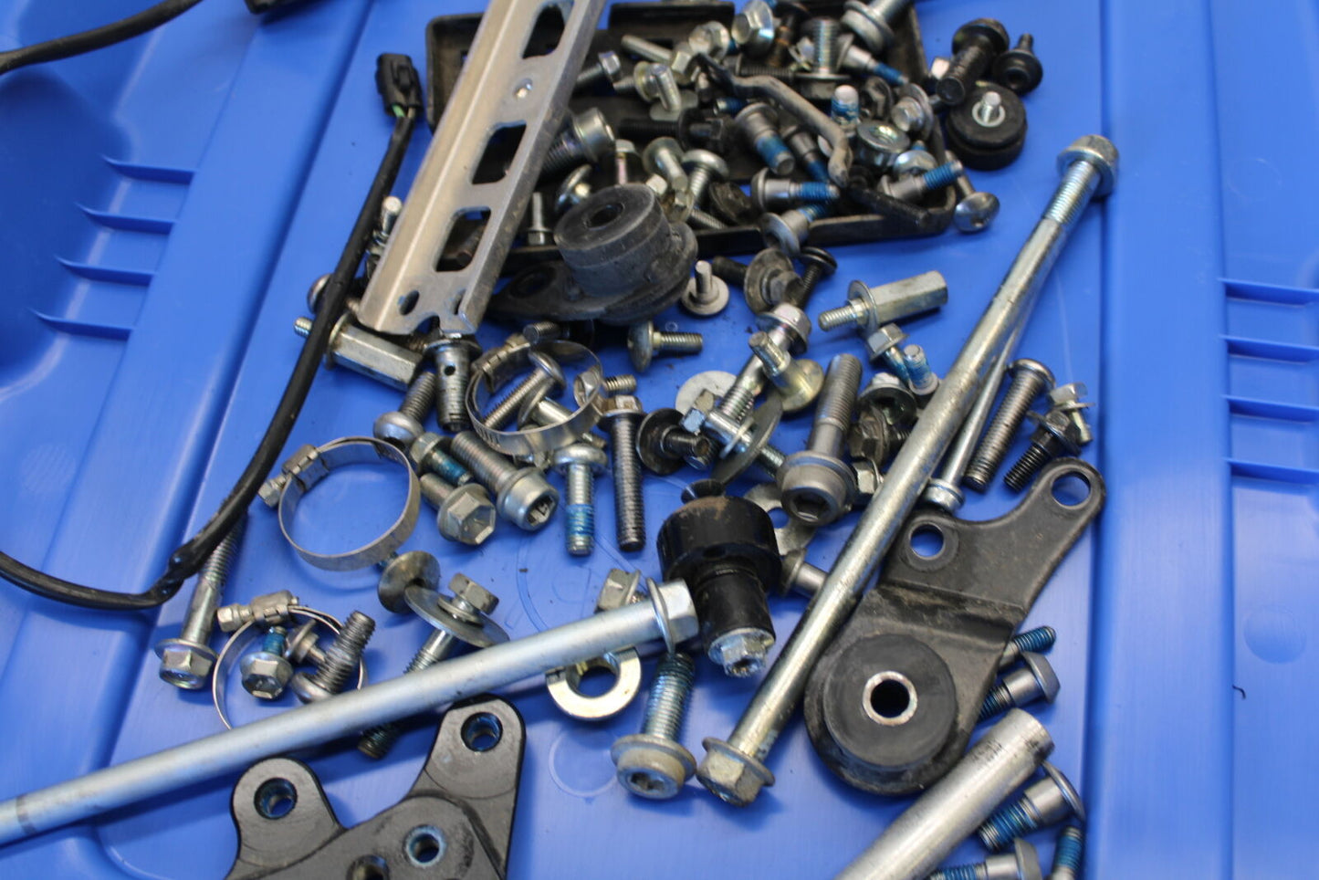 11-24 SUZUKI GSXR750 MOUNTING BOLTS HARDWARE MOTOR SCREWS  BB687