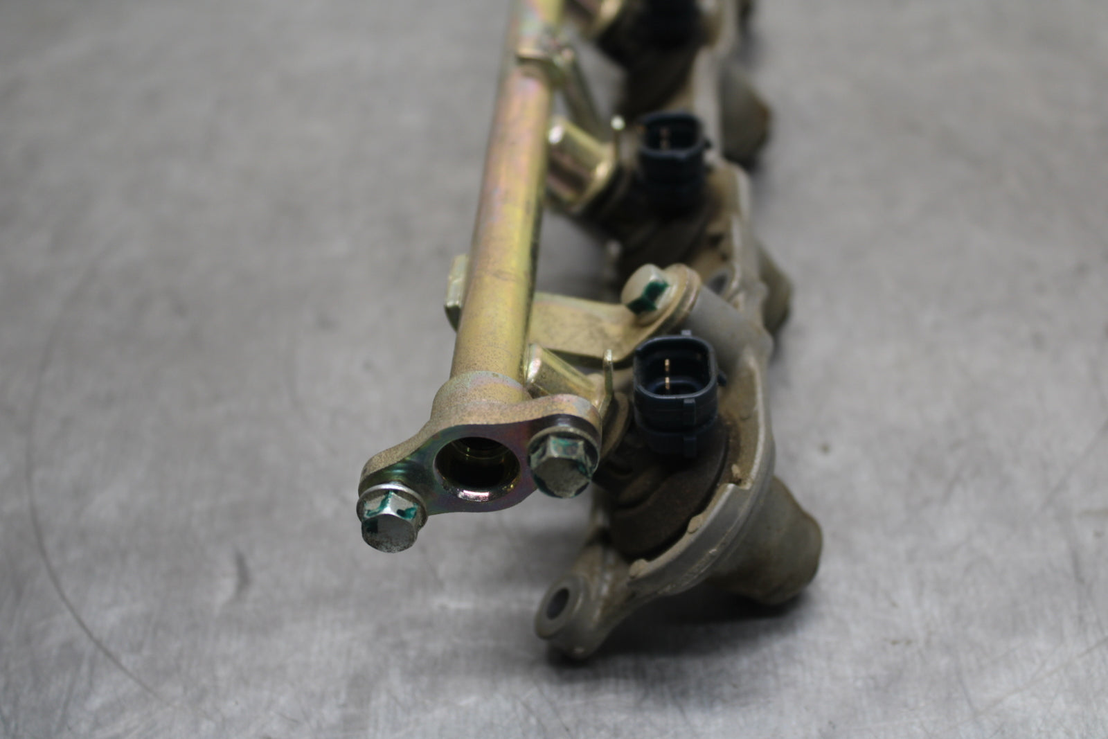 03-04 HONDA CBR600RR SECONDARY FUEL INJECTORS TOP AIRBOX GAS RAIL BB127