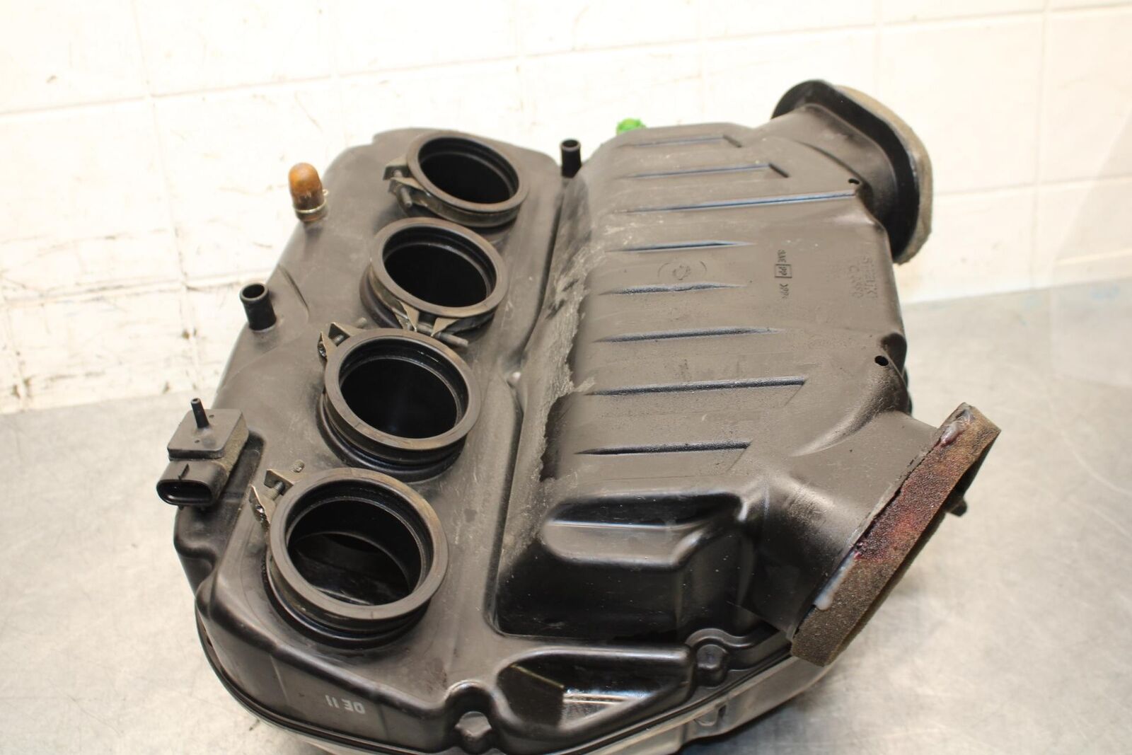 2001 Suzuki GSXR750 AIRBOX AIR INTAKE FILTER BOX 13700-35F00 BB553