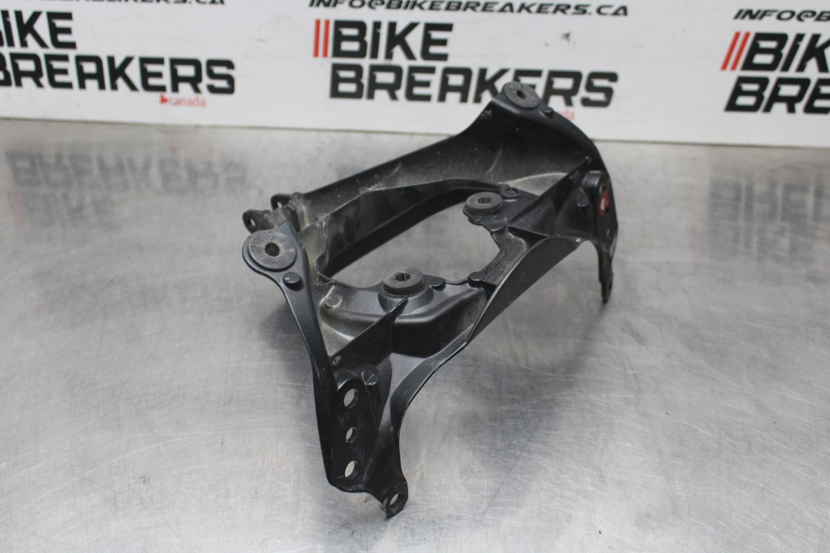 06-07 SUZUKI GSXR600 UPPER FAIRING MIRROR GAUGES STAY BRACKET BB836