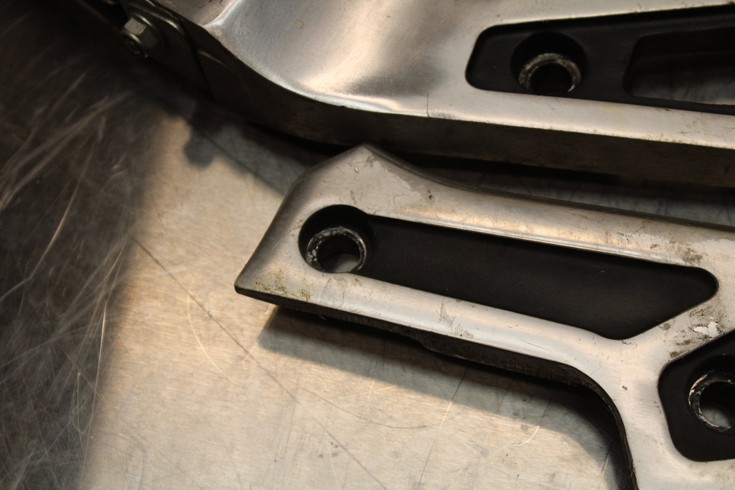 86 SUZUKI GS750ES REAR BACK PASSENGER PEG SET PAIR BB140