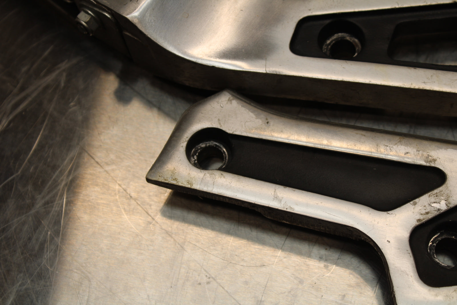 86 SUZUKI GS750ES REAR BACK PASSENGER PEG SET PAIR BB140