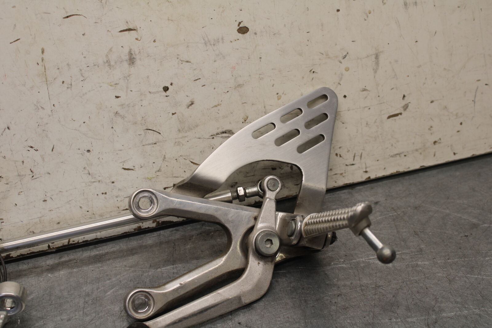 08-09 YAMAHA YZF R6S RIGHT LEFT REARSETS REAR SET DRIVER FOOT PEGS  BB690