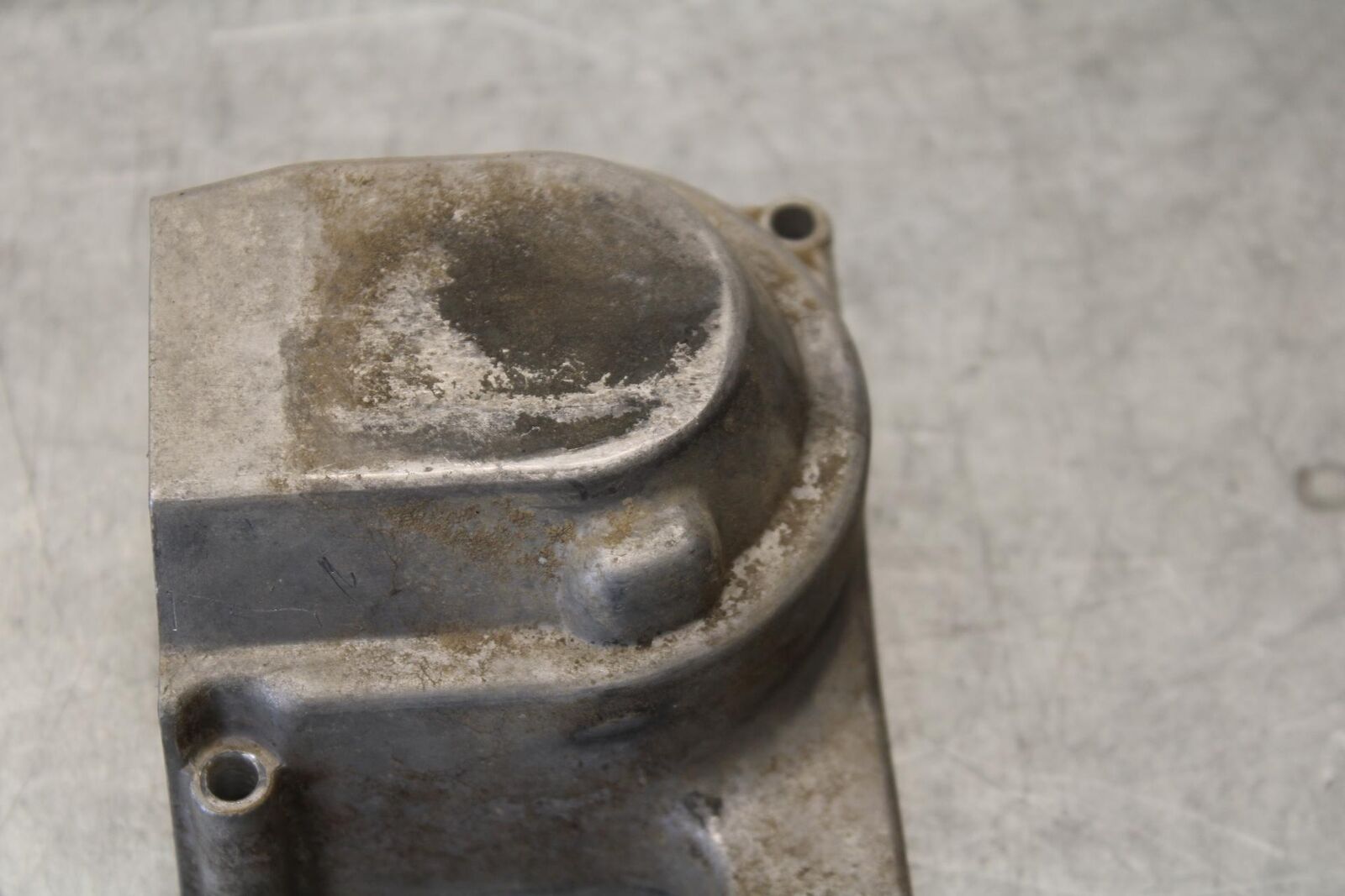 75 SUZUKI GT 550 ENGINE MOTOR OIL PUMP COVER  BB67