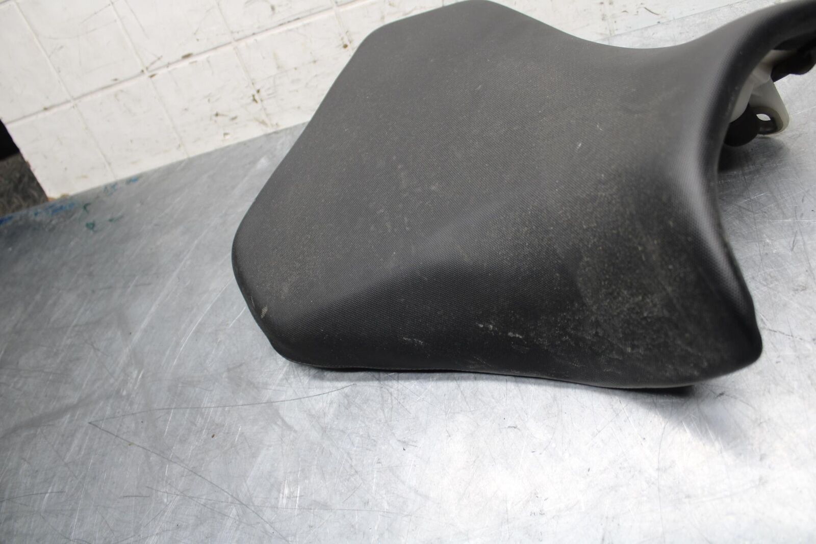 11-21 SUZUKI GSXR750 FRONT DRIVERS SEAT PAD SADDLE PILLION BB486