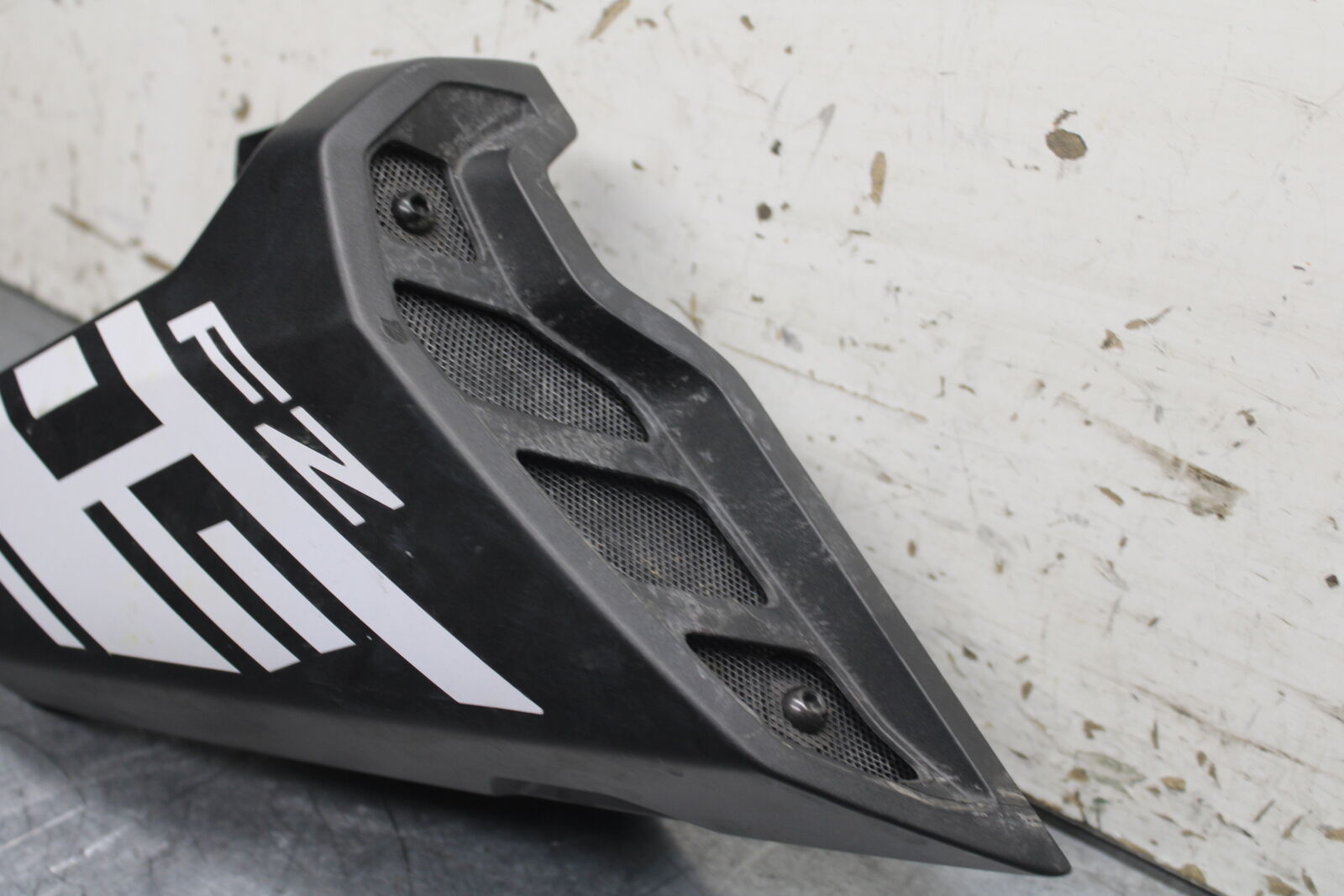 14-17 YAMAHA FZ09 RIGHT FRONT UPPER MID SIDE FAIRING COWL PLASTIC BB111
