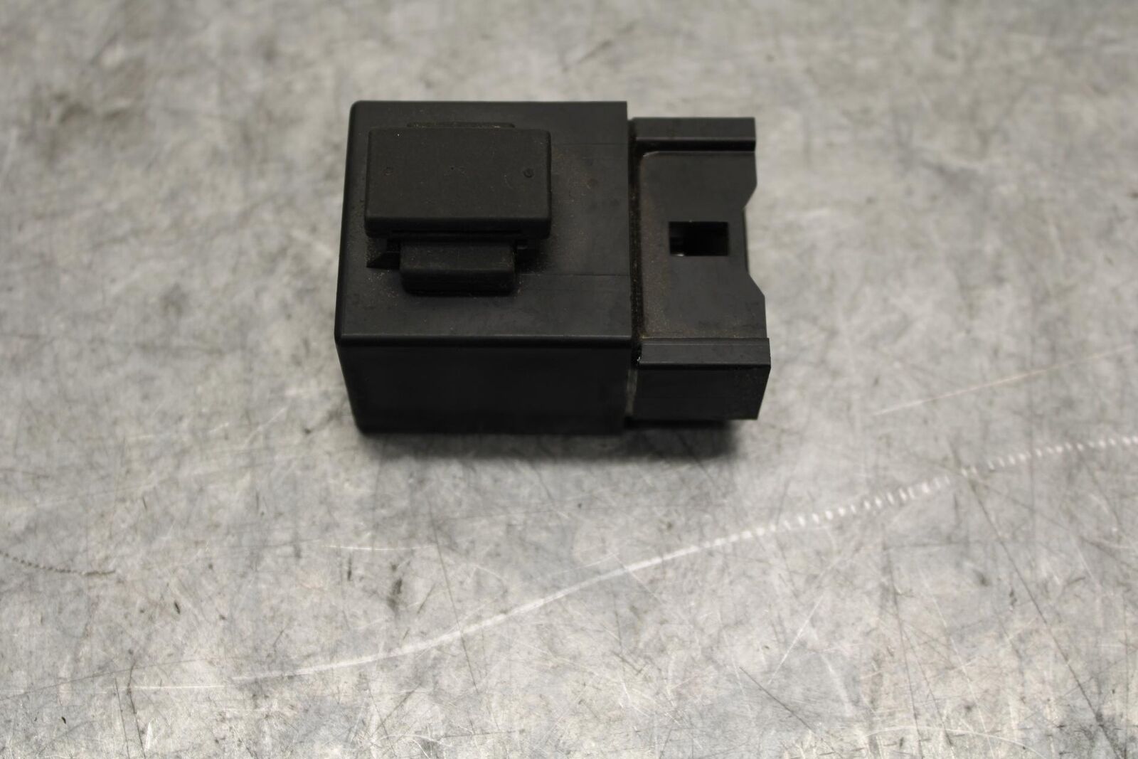 2015 Yamaha FZ09 RELAY FUEL PUMP ASSEMBLY FUSE BOX 5VK-81950-40 BB54