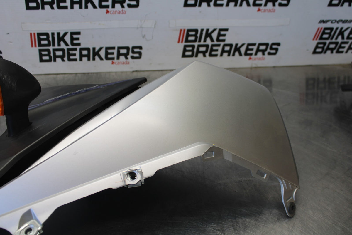 15-17 YAMAHA FJ09 RIGHT FRONT UPPER MID SIDE FAIRING COWL PLASTIC BB906