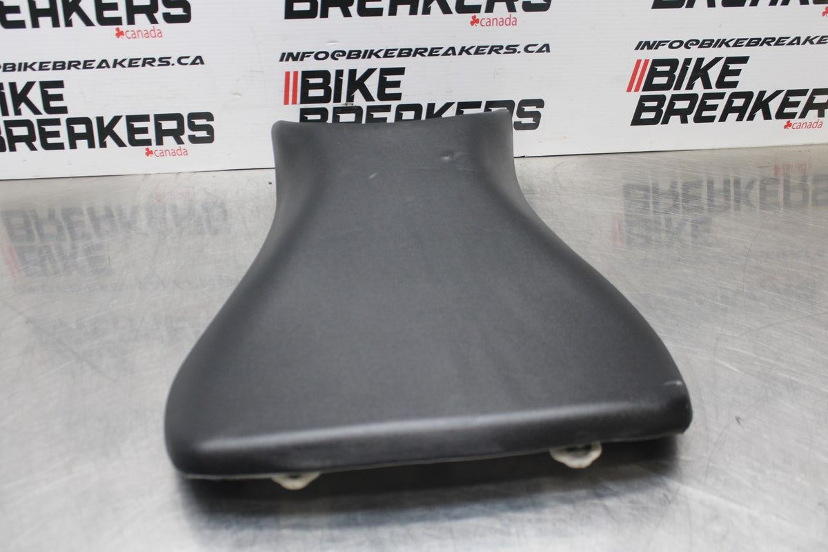 03-05 YAMAHA YZF R6  FRONT DRIVERS SEAT PAD SADDLE PILLION BB793