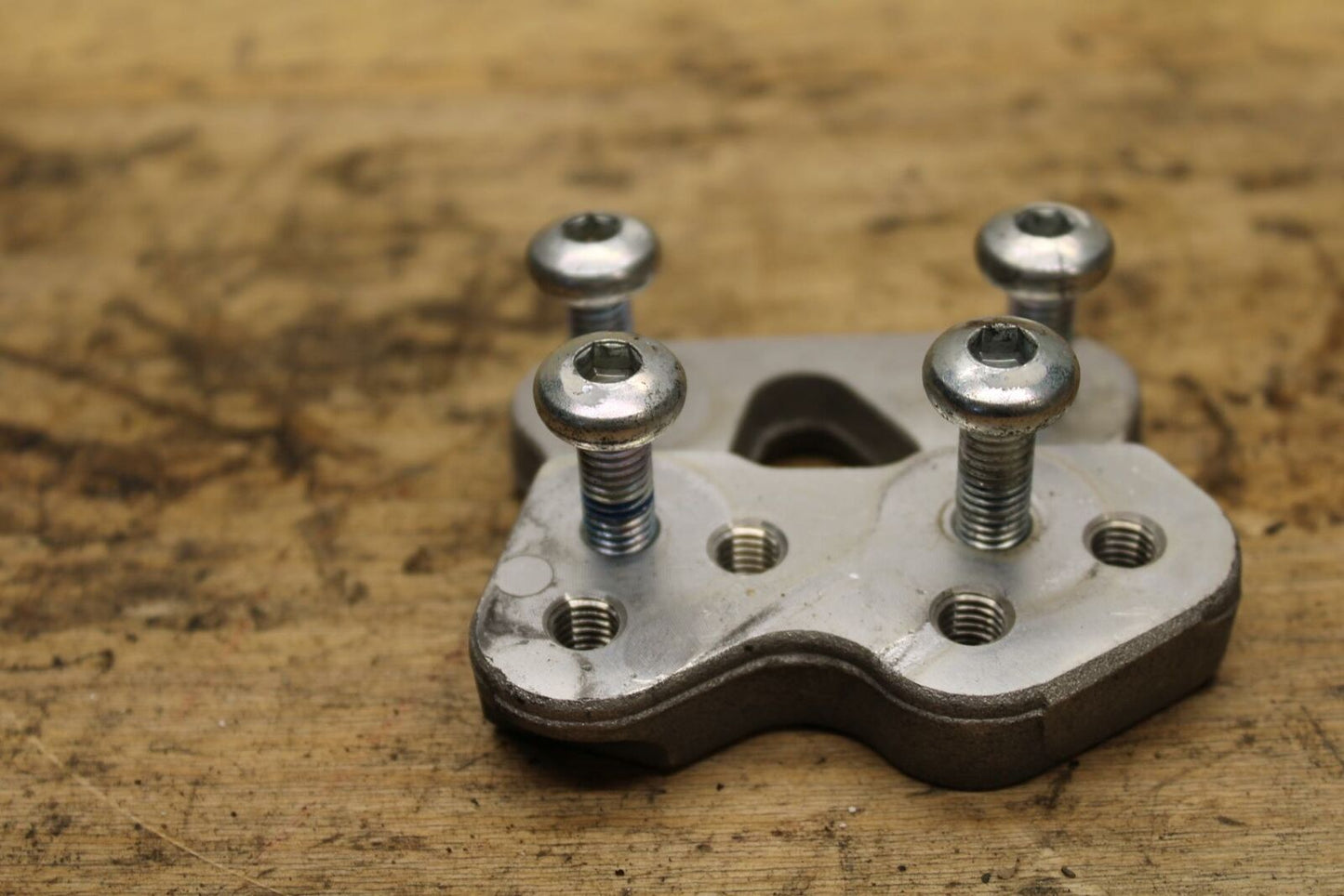 08-09 SUZUKI GSXR600 LEFT REARSET REAR SET DRIVER FOOT PEG BRACKET MOUNT BB204 B