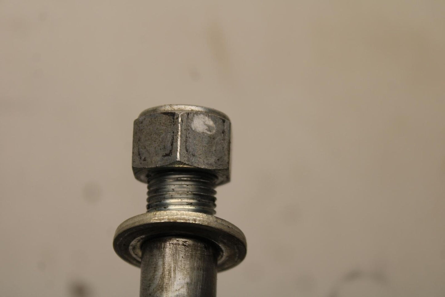 2013 Suzuki Boulevard C50T REAR AXLE BACK WHEELBOLT AXEL 64711-48G00 BB625