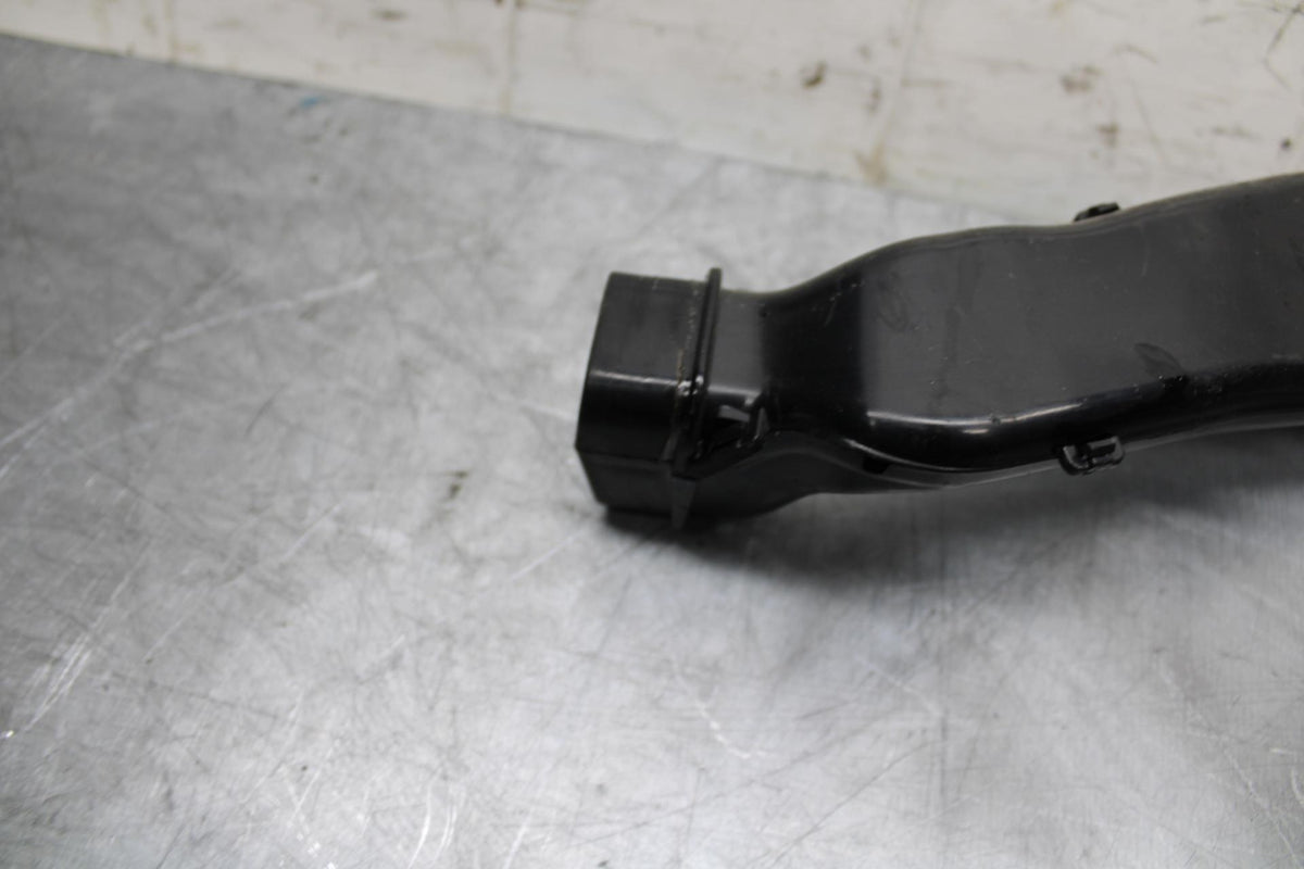 21 HUSQVARNA VITPILEN 401 RAM AIR INTAKE TUBE DUCT BB467