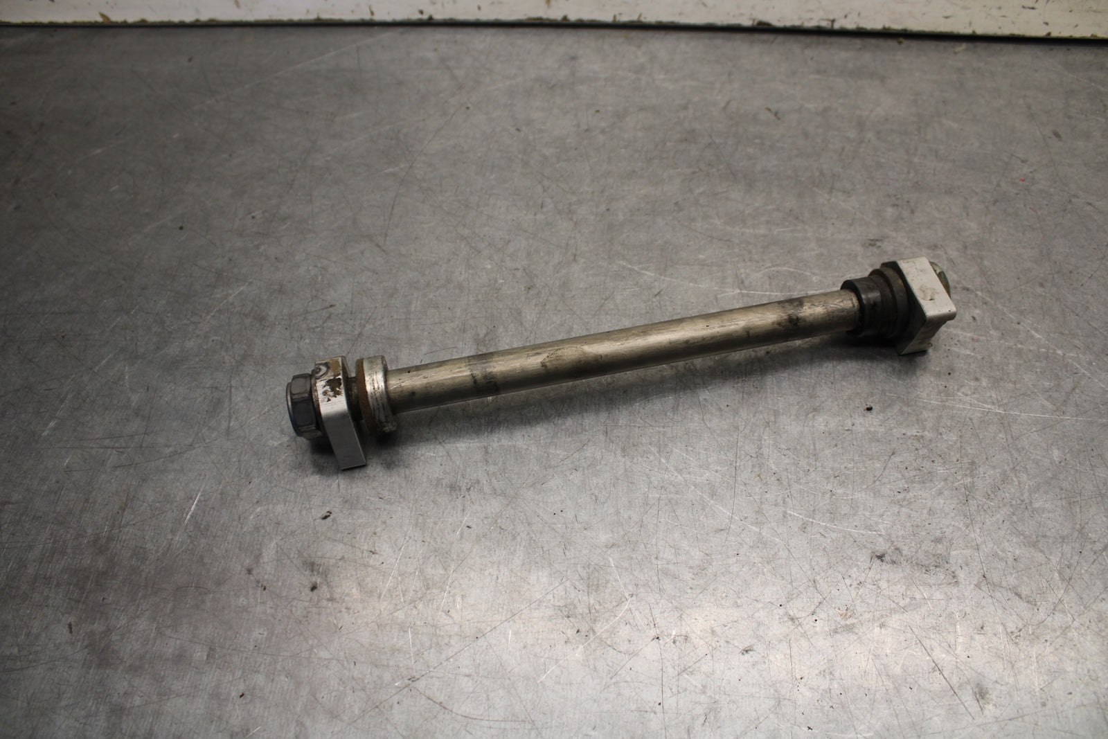 09-11 TRIUMPH DAYTONA 675 REAR AXLE BACK WHEEL RIM PIVOT BOLT AXEL BB652