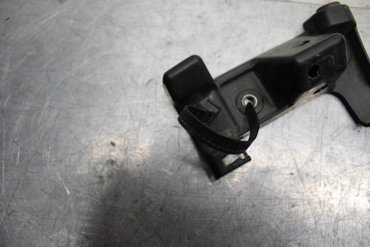 07 YAMAHA YZF R6 2c0  SIDE FAIRING BRACKET BB75