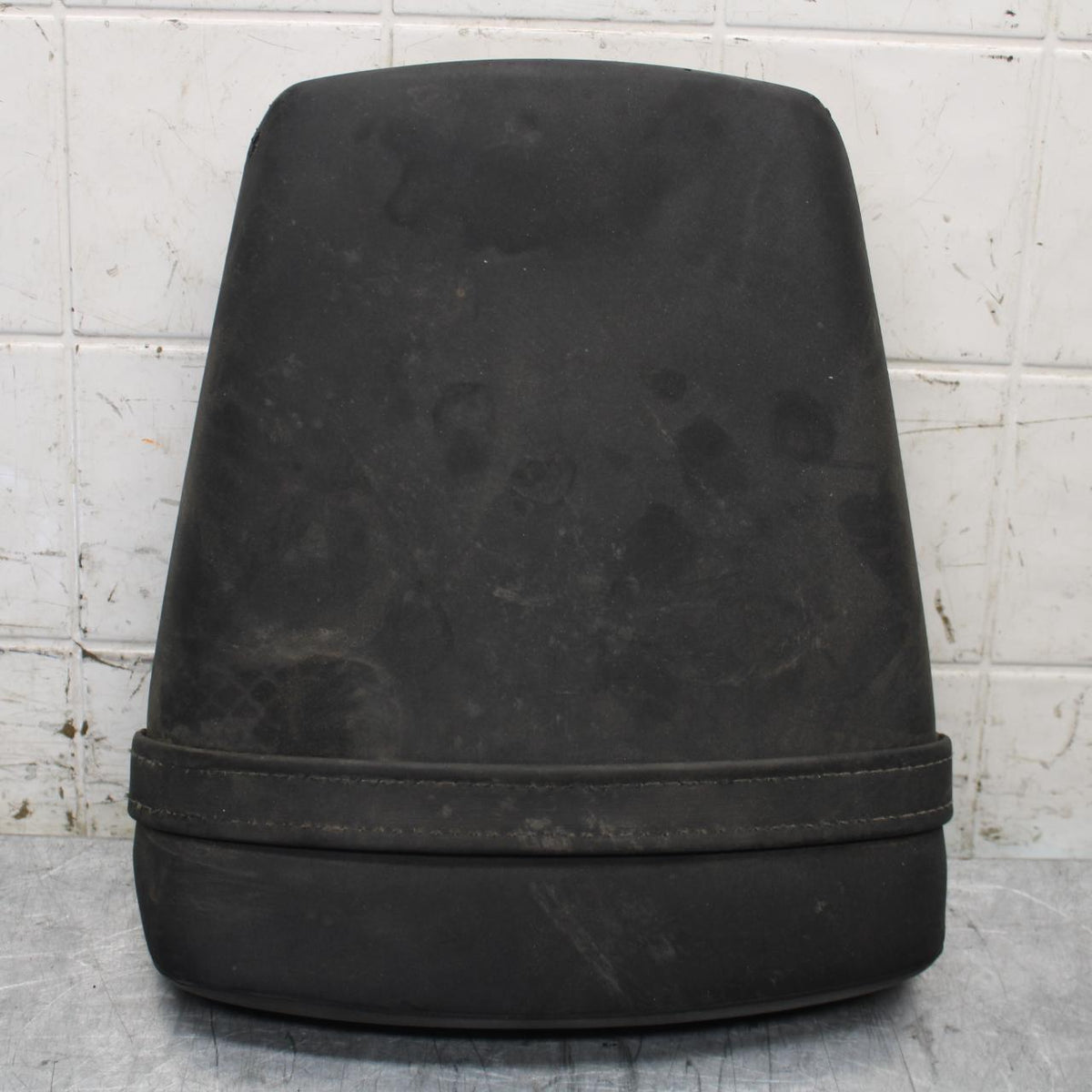 2000 Yamaha YZF R6 REAR BACK PASSENGER TANDEM SEAT PAD SADDLE PILLION BB558