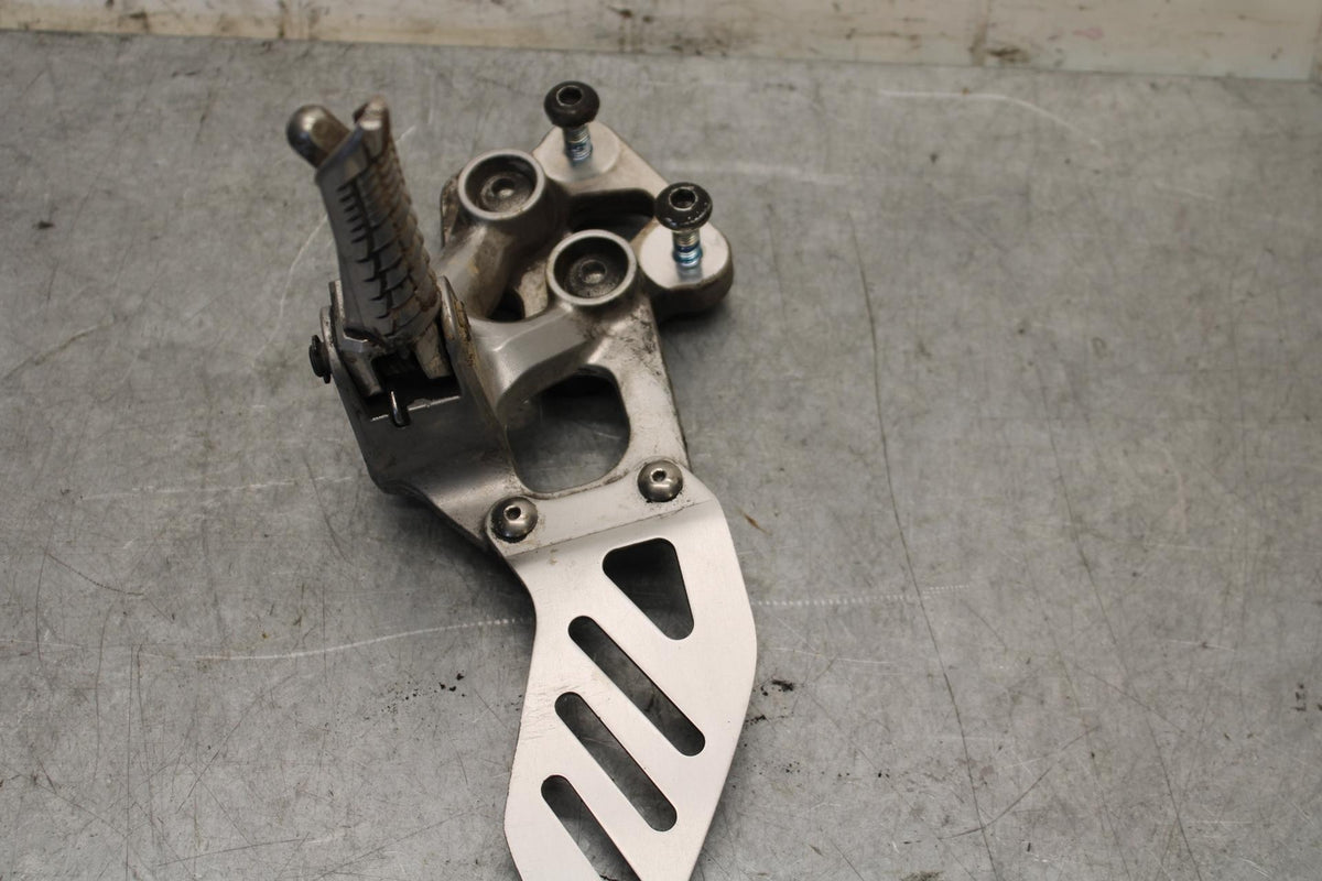 08-10 SUZUKI GSXR750 LEFT REARSET REAR SET DRIVER FOOT PEG REST STOP BB58