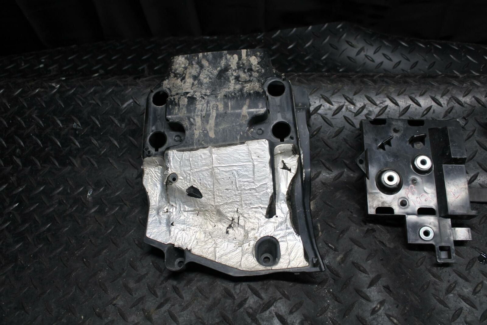 09-14 YAMAHA YZF R1 REAR BACK TAIL UNDERTAIL BATTERY TRAY PLASTIC BB192