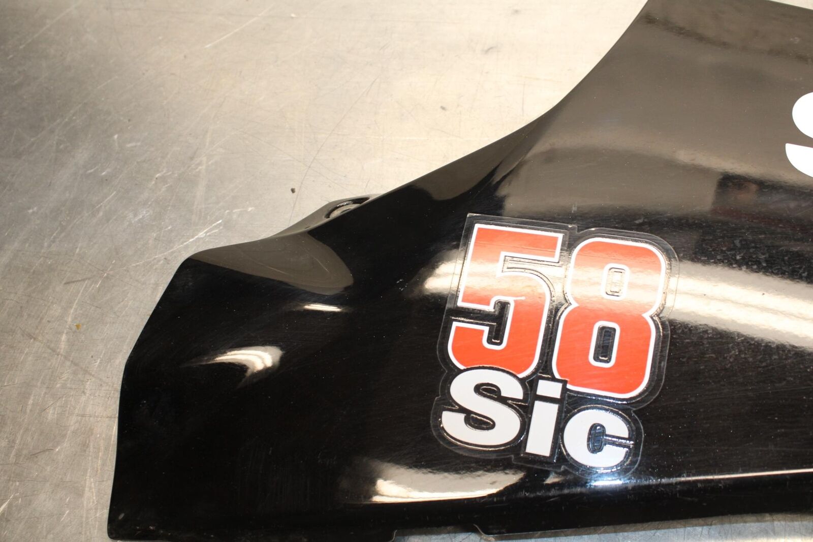 20 SUZUKI GSXR 1000 RIGHT LOWER BOTTOM BELLY FAIRING COWL BB597