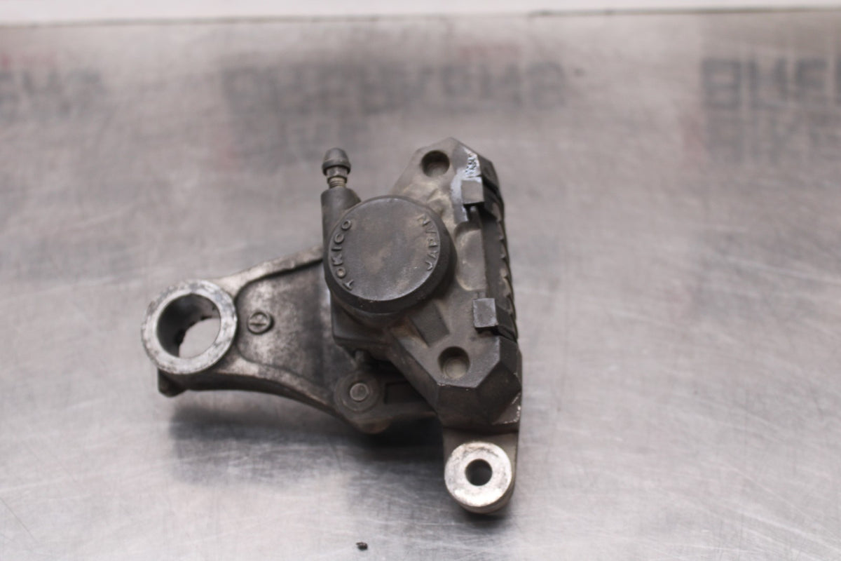 00 SUZUKI GSXR750 REAR BACK BRAKE CALIPER W MOUNT BRACKET BB820