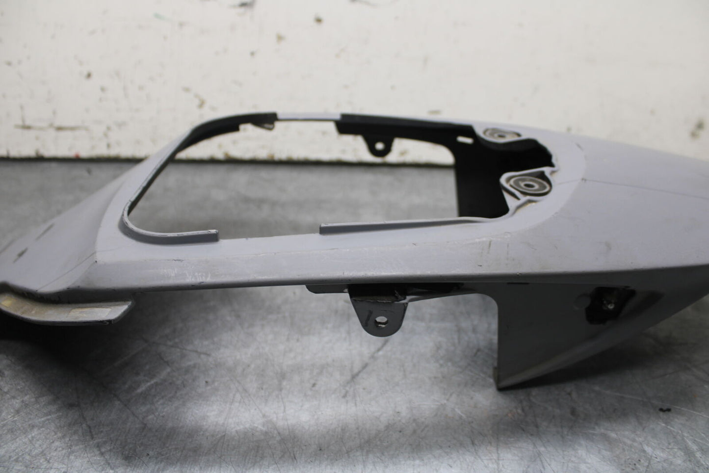 08-10 SUZUKI GSXR 600  CENTER REAR BACK TAIL FAIRING COWL BB101