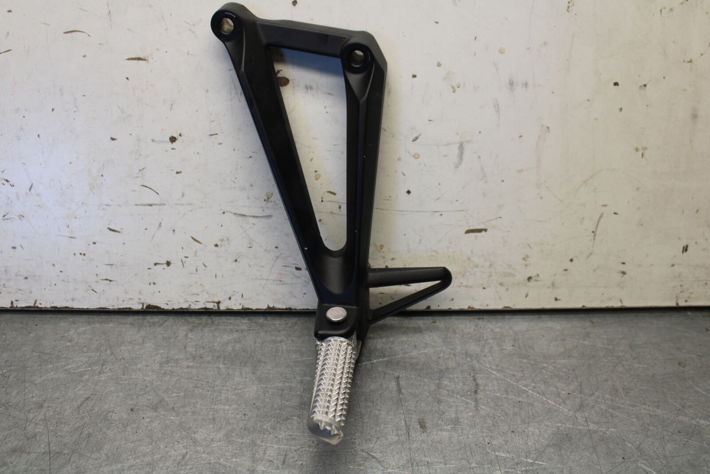 15-17 YAMAHA YZF R3 RIGHT REAR BACK PASSENGER PEG BB651