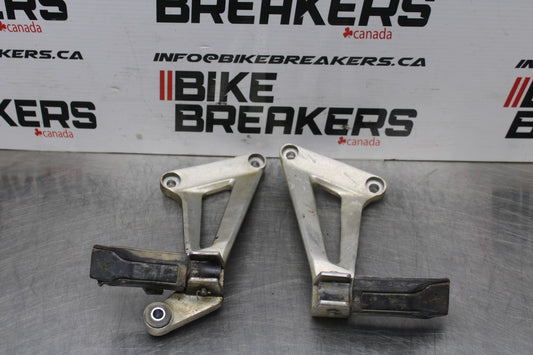 08 HONDA CBR125R REAR BACK PASSENGER PEG SET PAIR BB804