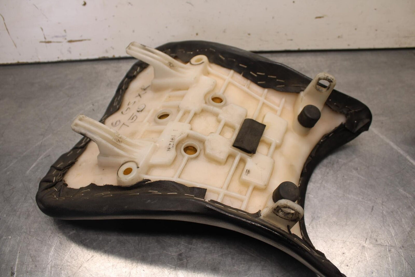 06-07 SUZUKI GSXR 600 FRONT DRIVERS SEAT PAD SADDLE PILLION BB621