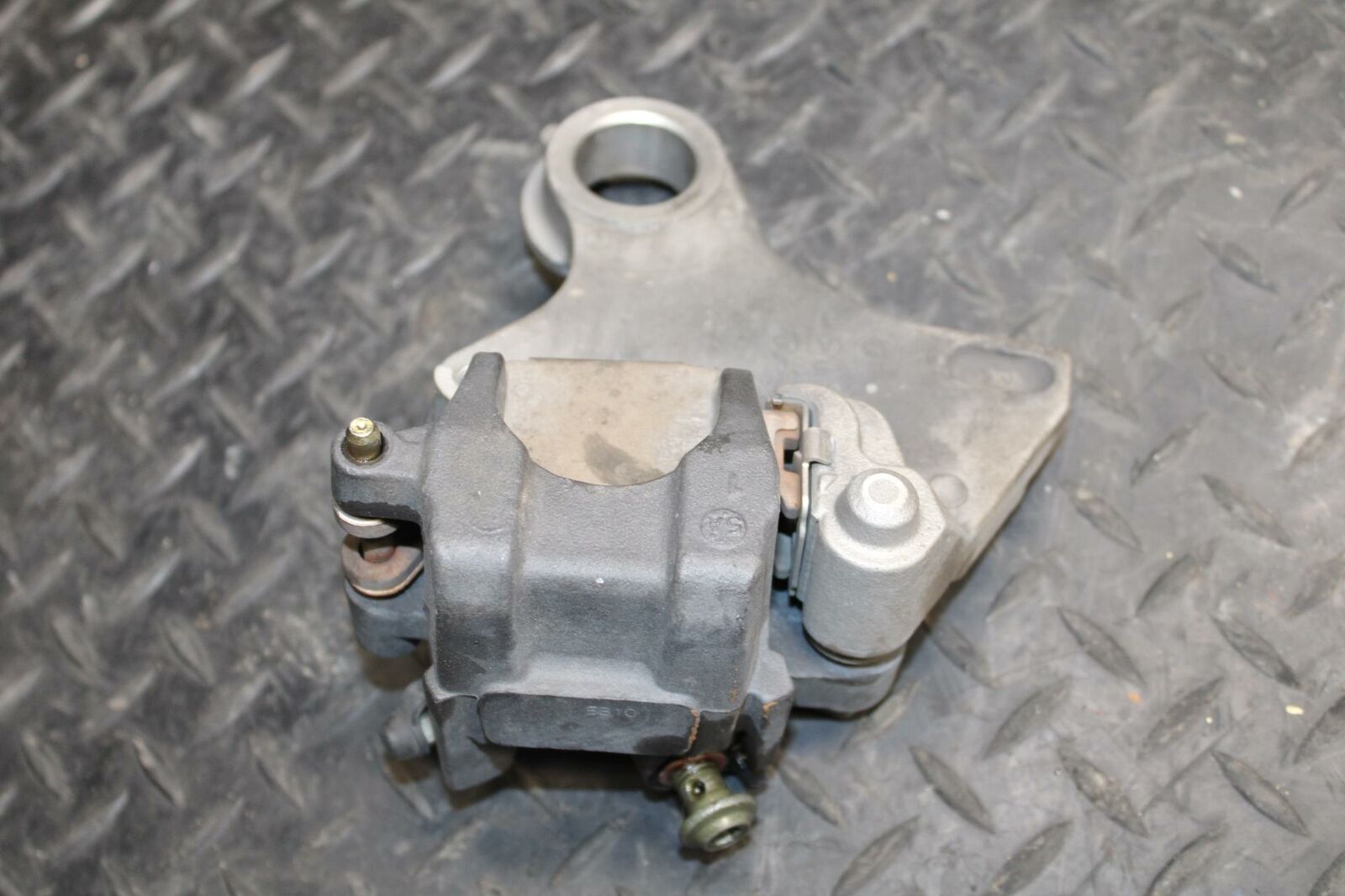 05 YAMAHA YZF R6S REAR BACK BRAKE CALIPER W MOUNT BRACKET BB234