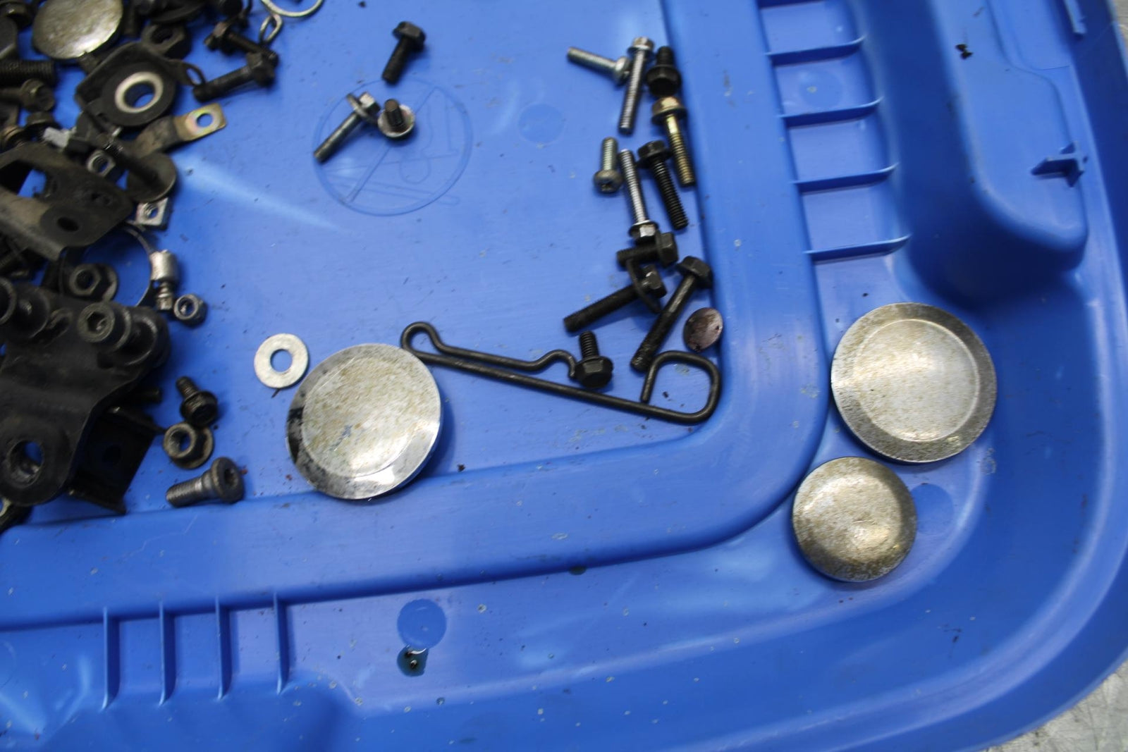 00-01 KAWASAKI ZZR600 LEFTOVER MOUNTING BOLTS HARDWARE MOTOR SCREWS BB31