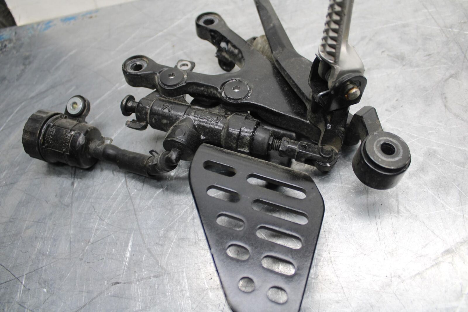 08-16 YAMAHA YZF R6 RIGHT REARSET REAR SET DRIVER FOOT PEG BRACKET MOUNT BB465