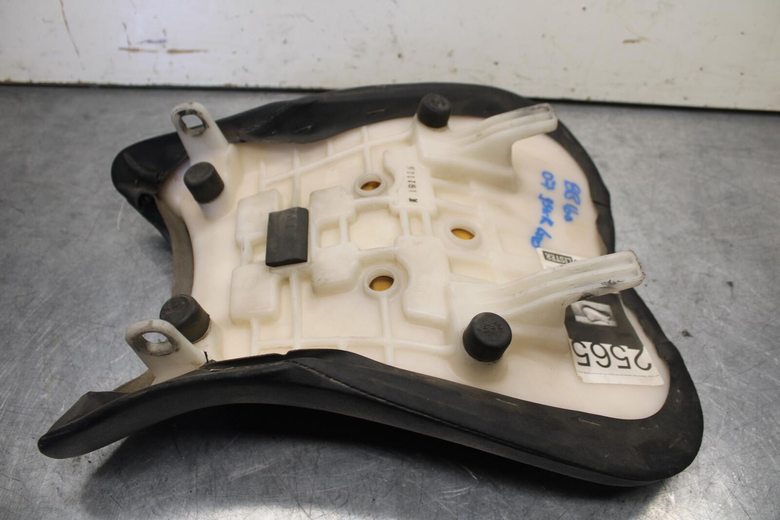 1995 Suzuki RF600R FRONT DRIVERS SEAT PAD SADDLE PILLION BB104