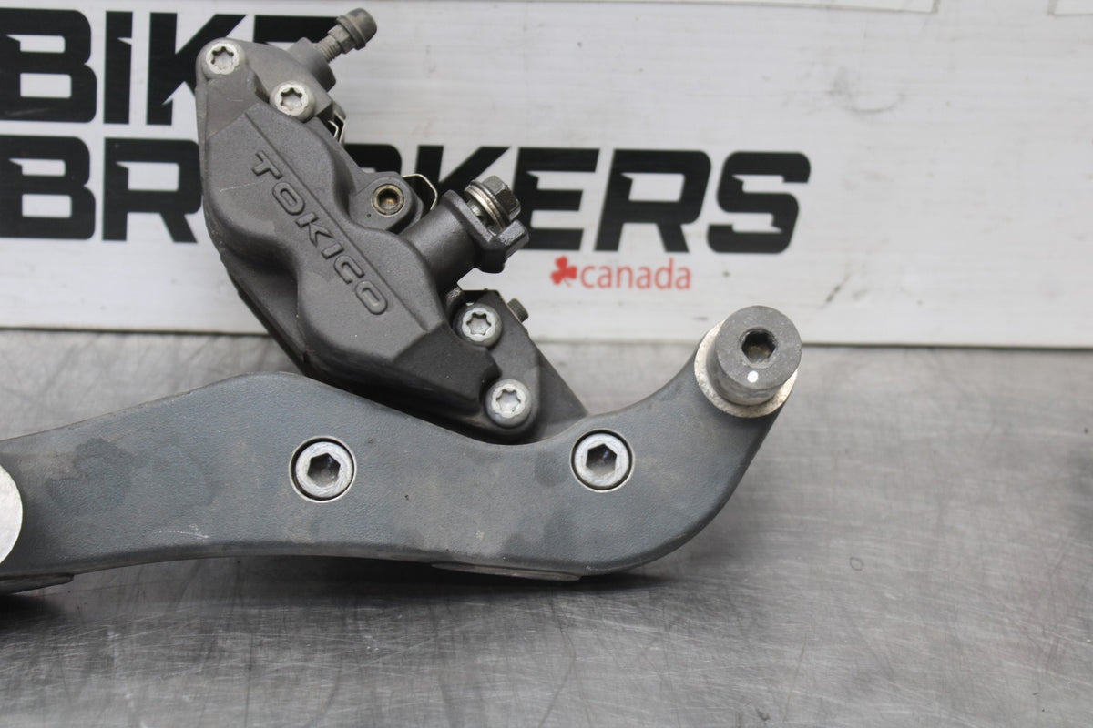 05-09 SUZUKI BOULEVARD C90 REAR BACK BRAKE CALIPER W MOUNT BRACKET BB918