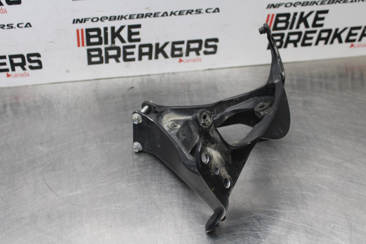 06-07 SUZUKI GSXR750 UPPER FAIRING MIRROR GAUGES STAY BRACKET BB811