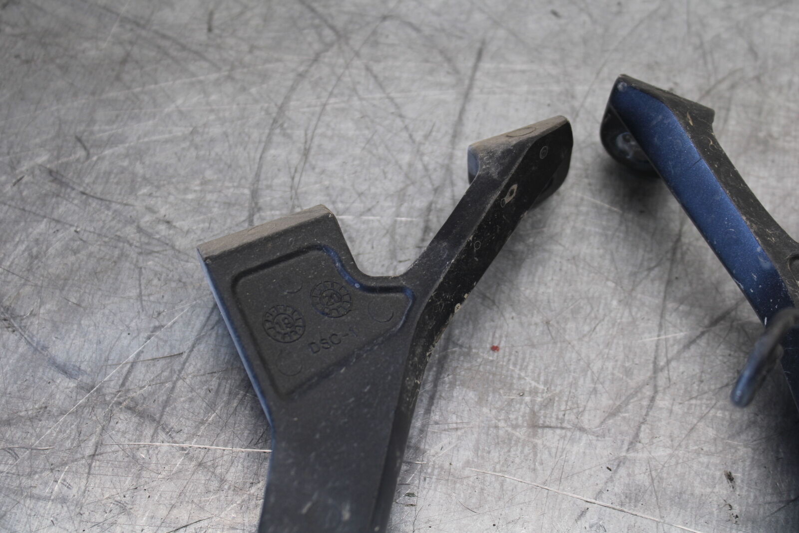 19-22 KAWASAKI Z400 REAR BACK PASSENGER PEG SET PAIR BB708