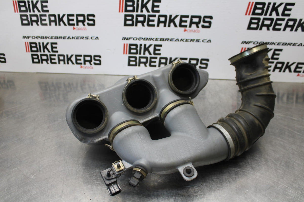 05 TRIUMPH ROCKET III AIR INTAKE DUCT TUBE BB186