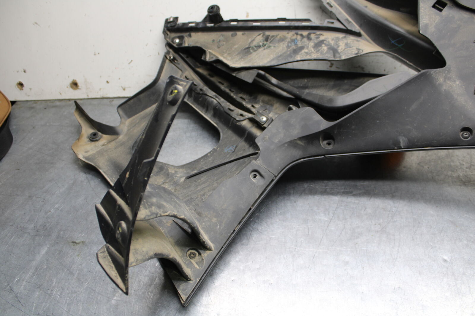 19-24 YAMAHA R3 LEFT LOWER MID UPPER SIDE FAIRING COWL BB736