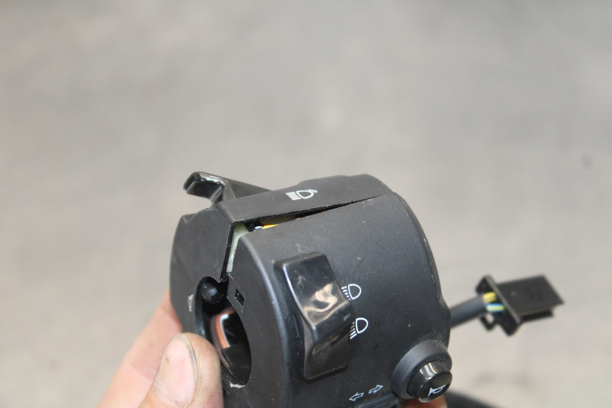 23 YAMAHA YZF R3 LEFT CLIP ON HANDLE HORN SIGNALS SWITCH SWITCHES bb806