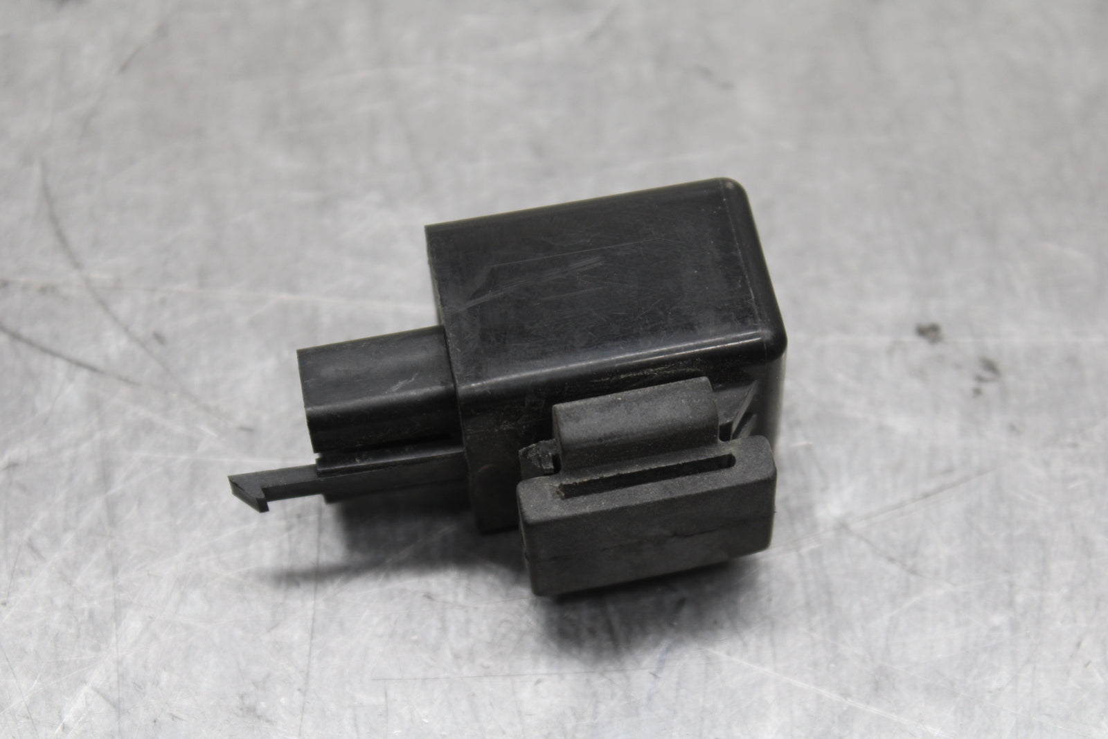03-05 YAMAHA YZF R6  TURN SIGNAL BLINKER RELAY FLASHER SWITCH BB132