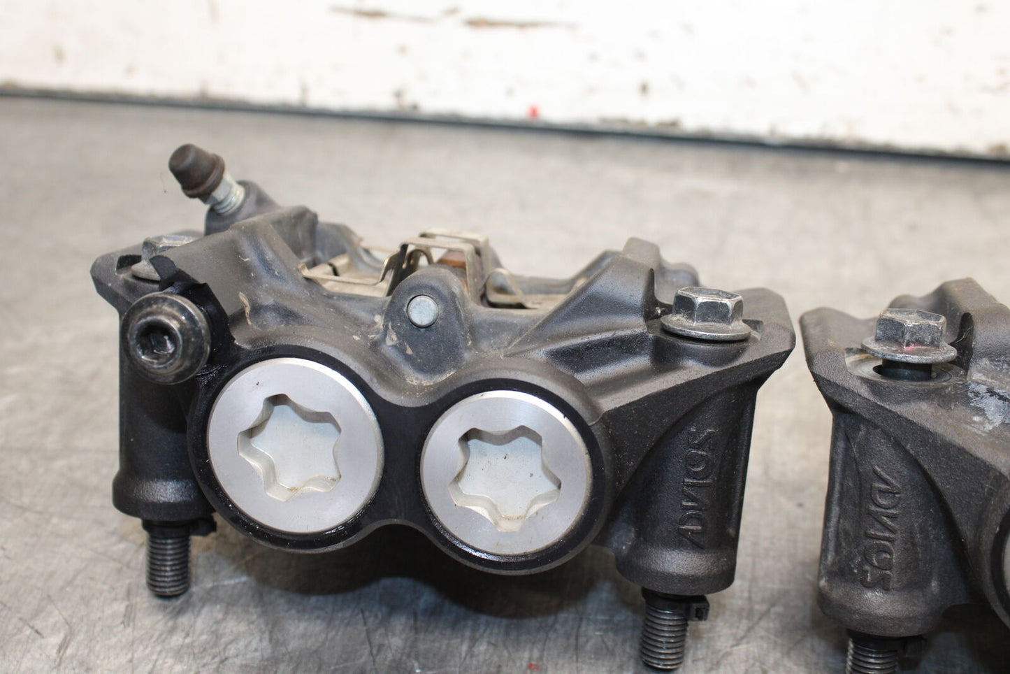 22-24 YAMAHA XSR900 RIGHT LEFT FRONT BRAKE CALIPER SET PAIR CALIPERS BB710