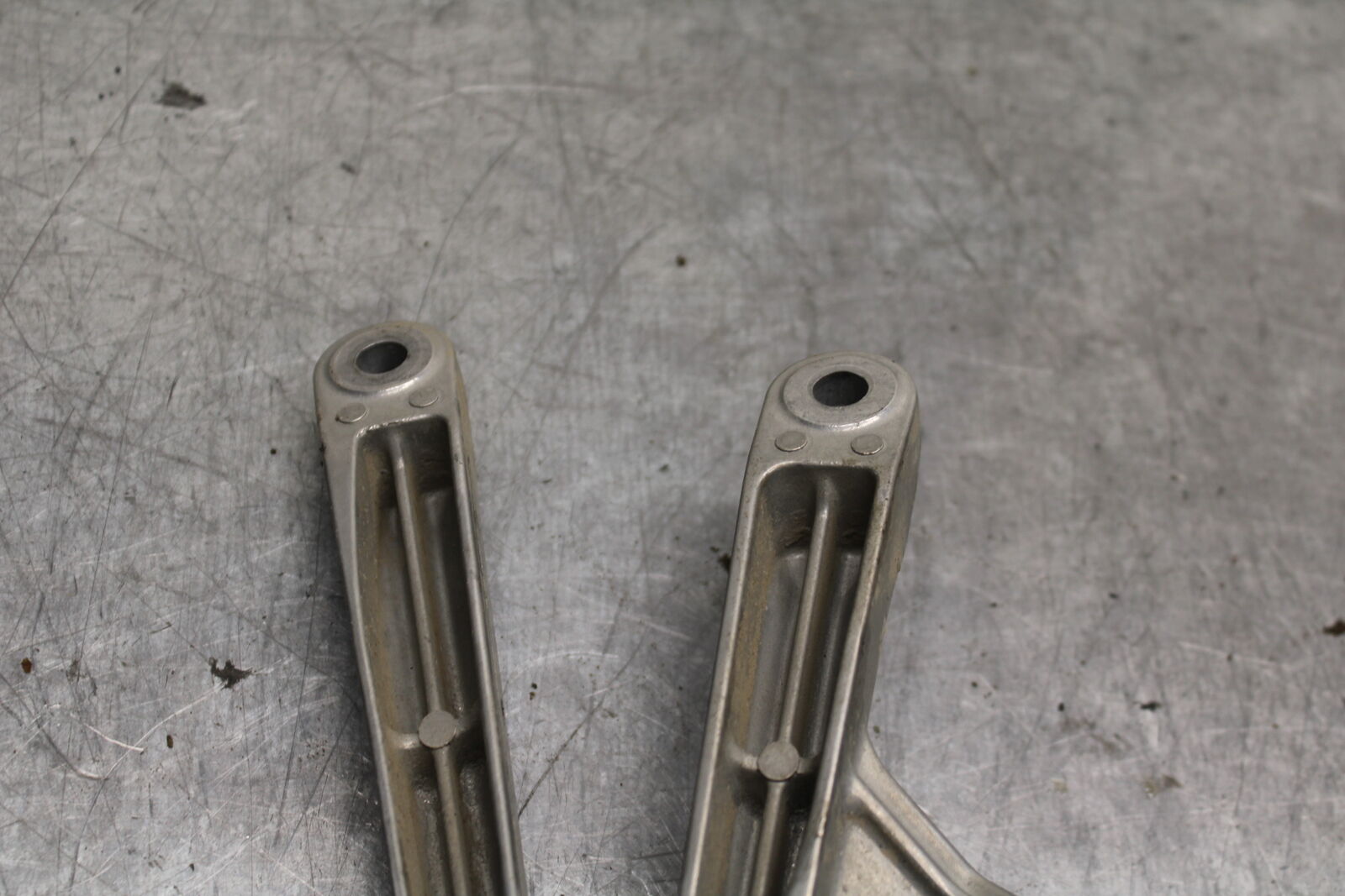 05-06 HONDA CBR600RR REAR BACK PASSENGER PEG SET PAIR BB739