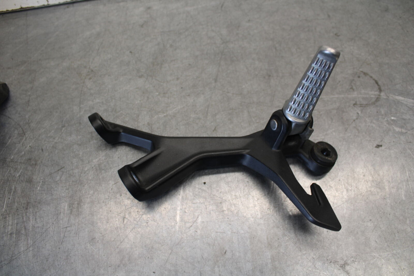 18-23 KAWASAKI NINJA 400 REAR BACK PASSENGER PEG SET PAIR BB679