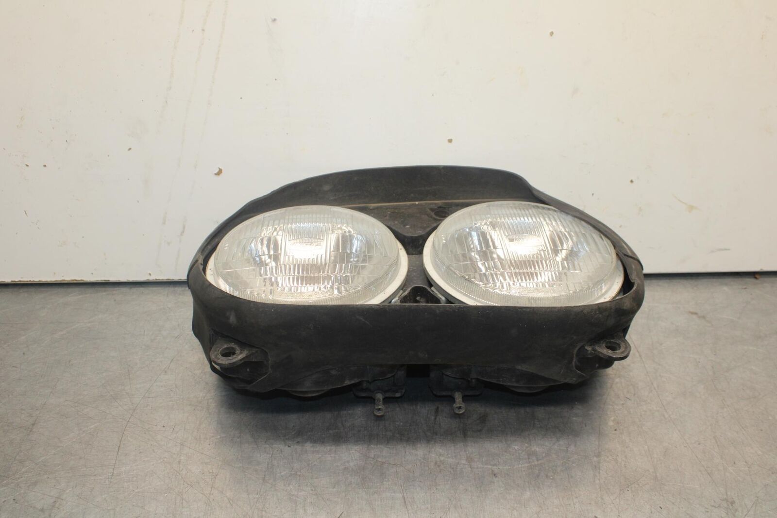 1988 Yamaha FZ600 FRONT HEADLIGHT HEAD LIGHT LAMP BB601