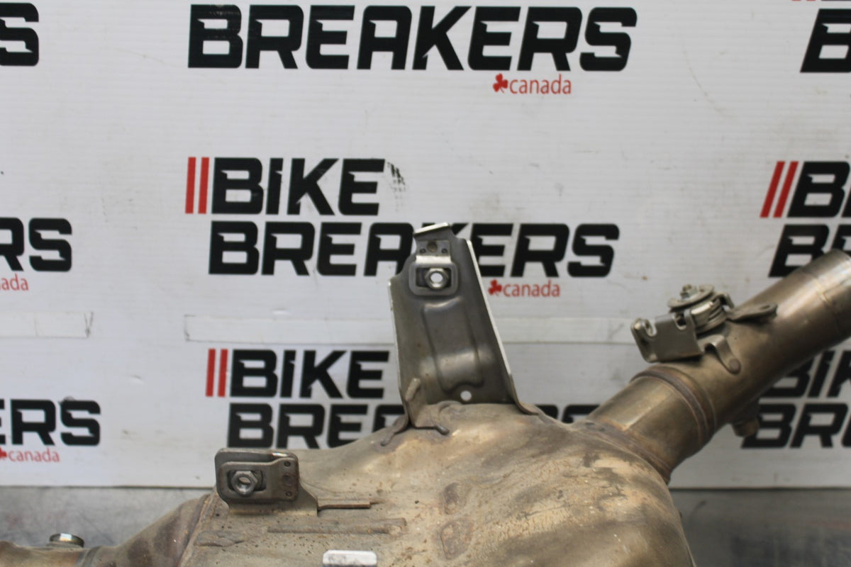 17 YAMAHA FZ10 EXHAUST MIDPIPE MID MIDDLE PIPE BB00